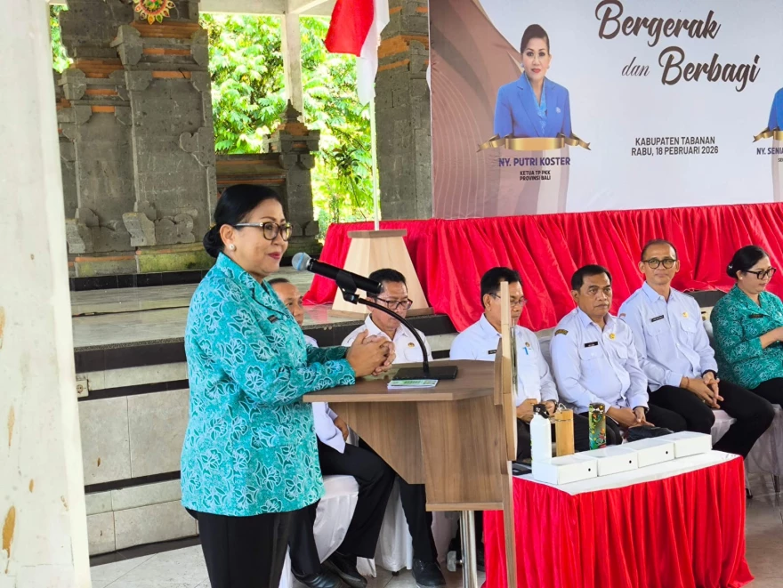 Ibu Putri Koster Bergerak dan Berbagi di Desa Denbantas